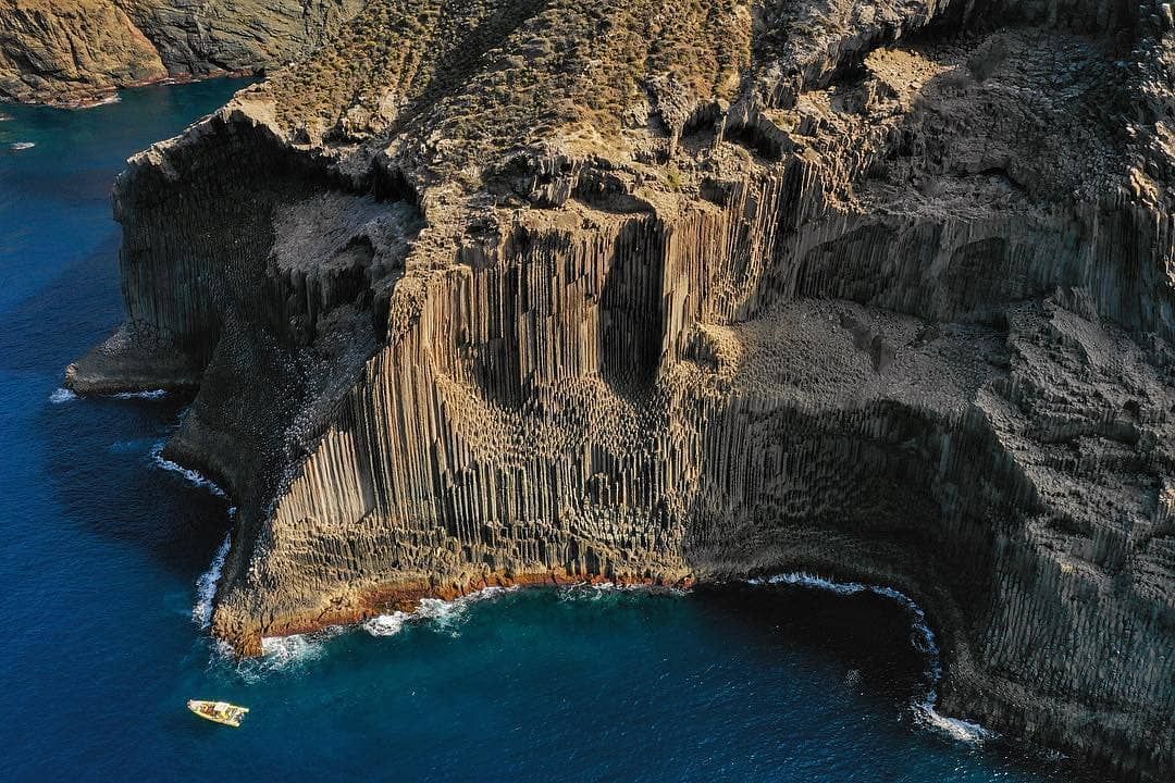 Imagen que muestra el monumento natural de Los Órganos desde una perspectiva aérea donde se aprecia mejor su extensión